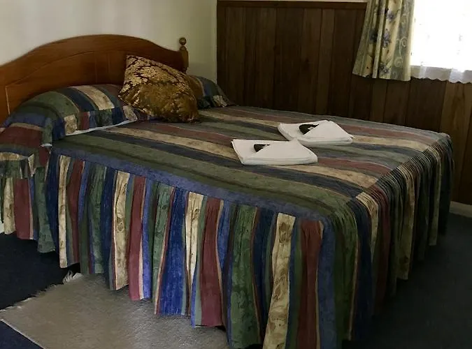 Golden Springs Motel, Holiday Park Motel
